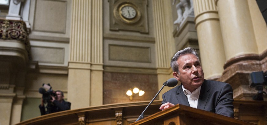 Adrian Amstutz, SVP-BE, stellt eine Frage an der Wintersession der Eidgenoessischen Raete, am Montag, 12. Dezember 2016 im Nationalrat in Bern. (KEYSTONE/Alessandro della Valle)