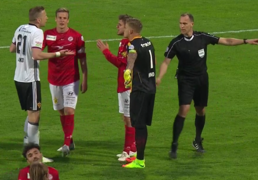Die Winterthur-Spieler flehen Janko an, den Penalty zu annullieren.