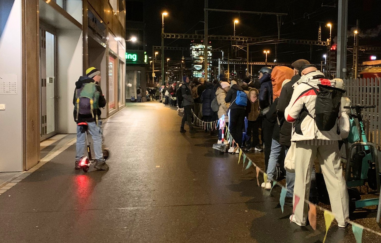 Nachrichten Linkding Essensausgabe Incontro, Menschen warten in der Schlange, 20. Dezember 2024
