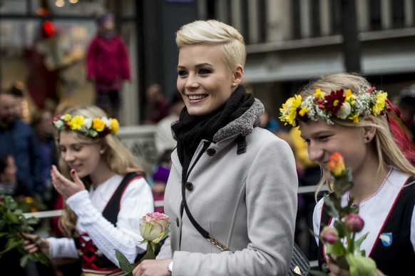 Dominique Rinderknecht, amtierende Miss Schweiz, am traditionellen Umzug der Zuenfte am Zuercher Sechselaeuten am Montag, 28. April 2014, in Zuerich. (KEYSTONE/Ennio Leanza)