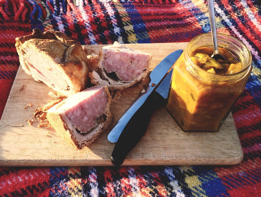 pork pie picalilli schweinefleisch essen food englisch britisch