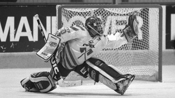 Olivier Anken im Tor des EHC Biel, im Eishockeyspiel gegen Lugano in Biel im September 1989. (KEYSTONE/Str)