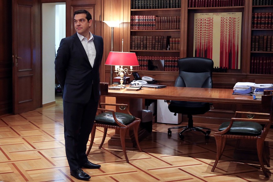 Greek Prime Minister Alexis Tsipras waits to welcome Russian Foreign Minister Sergei Lavrov at his office at the Maximos Mansion in Athens, Greece November 2, 2016. REUTERS/Alkis Konstantinidis