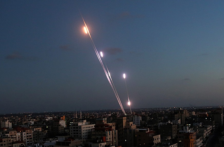Raketen werden aus Gaza-Stadt abgefeuert.