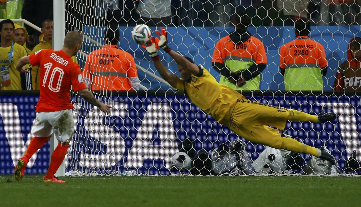 Romero hält den zweiten Penalty von Sneijder.