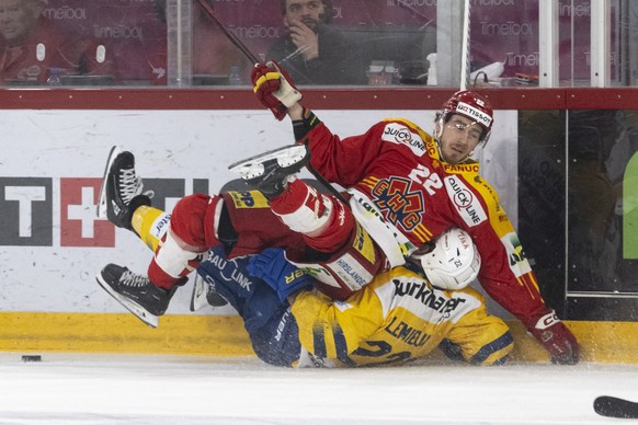 Nachrichten Linkding Johnny Kneubuehler (EHCB), oben, und Brendan Lemieux (HCD), unten, kaempfen um den Puck, beim Eishockey Meisterschaftsspiel der National League zwischen EHC Biel-Bienne, EHCB, und HC Davos, HCD,, am S ...