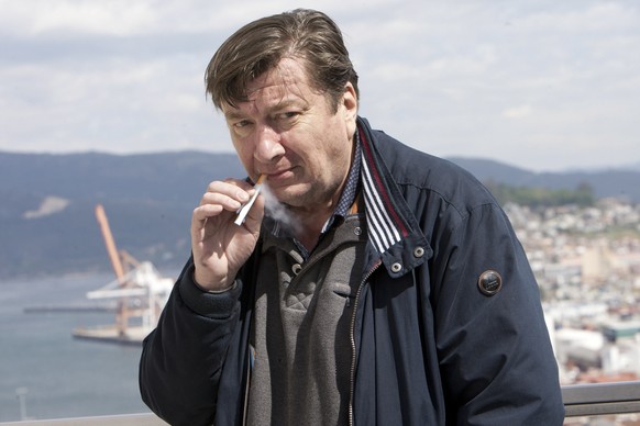 epa05884146 Finnish film director Aki Kaurismäki poses for photographers during an interview with Spanish international news agency EFE on the occassion of the presentation of his latest work &#039;Th ...