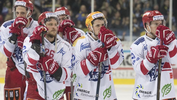 Rapperswils enttaeuschte Spieler nach dem siebten Playoff-Finalspiel der National League B zwischen dem SC Langenthal und dem SC Rapperswil-Jona Lakers, am Dienstag, 4. April 2017, in der Eishalle Sch ...