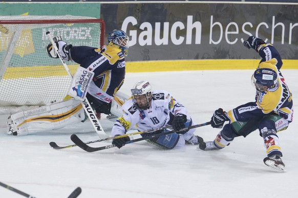 Langenthals Goalie Marco Mathis, links, und Langenthals Hans Pienitz, rechts, im Duell mit Ambris Noele Trisconi, Mitte, im zweiten Spiel der Ligaqualifikation, zwischen dem SC Langenthal und dem HC A ...