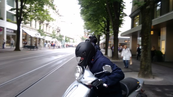 Zwei der Räuber machten sich mit einem Motorroller durch den Fussgängerdurchgang unmittelbar gegenüber dem Tatort aus dem Staub.&nbsp;