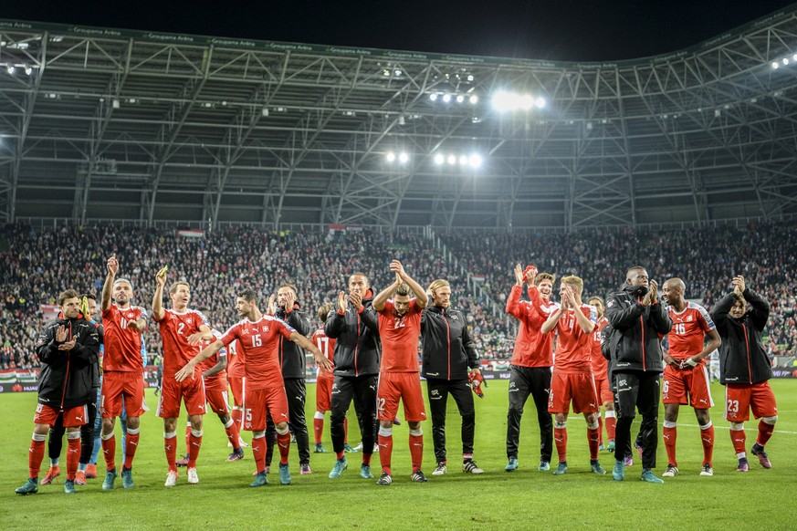 07.10.2016; Budapest; 
Fussball WM-Quali - Ungarn - Schweiz; 
Die Schweizer Mannschaft jubelt bei den Fans 
(Andy Mueller/freshfocus)