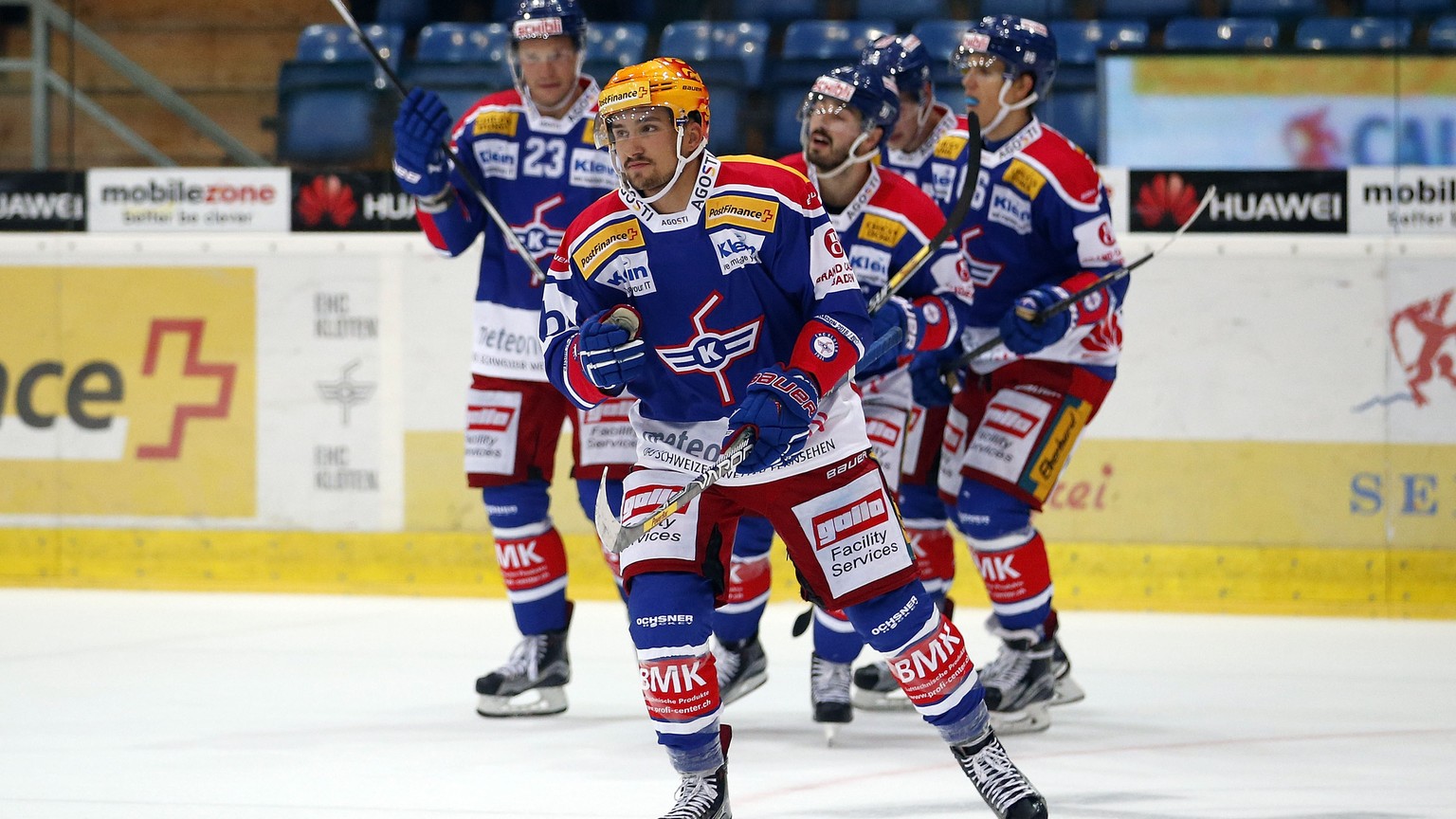 EHC Kloten Stuermer Vincent Praplan waehrend dem Eishockey-Meisterschaftsspiel der National League A zwischen dem EHC Kloten und dem SC Bern am Samstag, 10. September 2016, in der SWISS Arena in Klote ...