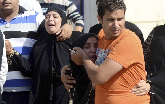 Trauernde Familienmitglieder der getöteten Sicherheitskräfte auf der Halbinsel Sinai.