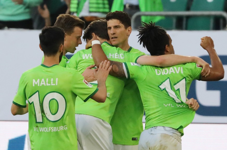 epa05990221 Wolfsburg&#039;s Mario Gomez (C) celebrates with teammates after scoring the opening goal from the penalty spot during the German Bundesliga Relegation soccer match between VfL Wolfsburg a ...