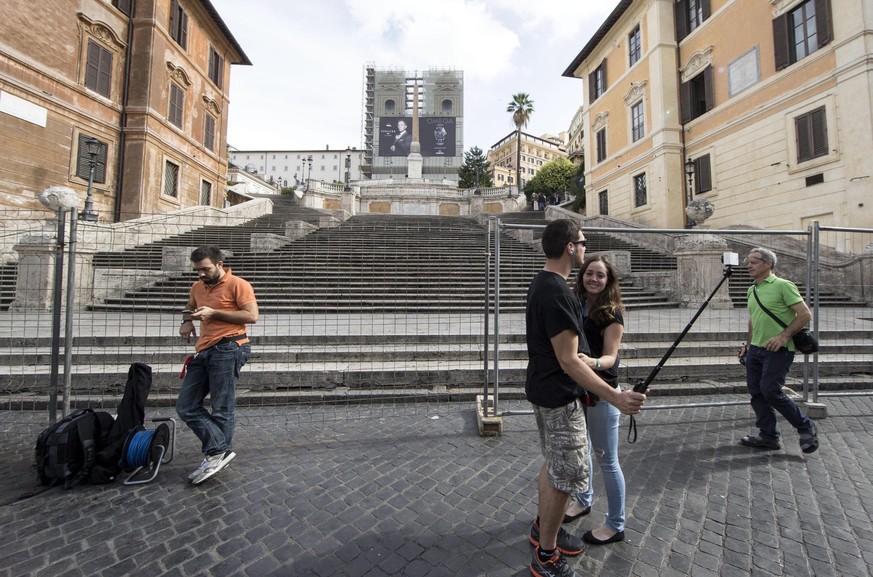 epa04967213 A couple makes a selfie next to the construction site for the restoration of Rome&#039;s iconic Spanish Steps in Rome, Italy, 07 October 2015. Italian jeweller and luxury goods manufacture ...