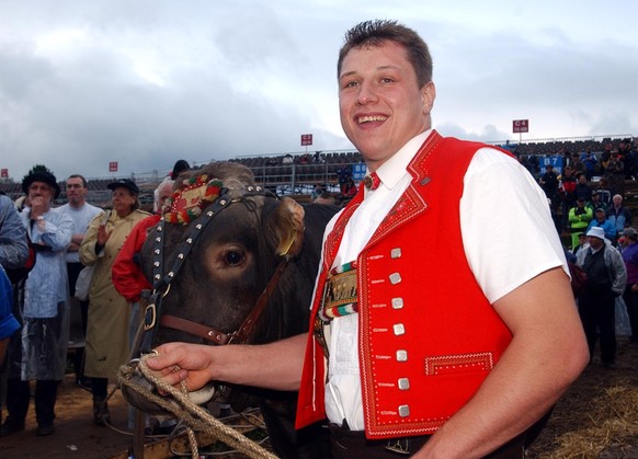 Schwinglegende Jörg Abderhalden gewinnt 2002 das 14. Kilchberger Schwingfest und darf eine Muni mit nach Hause nehmen.