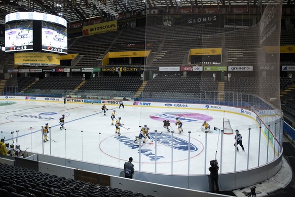 Sicht in die leere Halle im Eishockey Cup Achtelfinalspiel zwischen dem SC Bern und dem HC Davos, am Sonntag, 25. Oktober 2020, in der PostFinance Arena in Bern. (KEYSTONE/Peter Schneider)