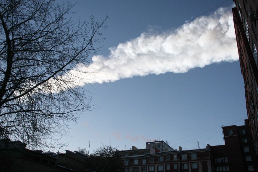 Kondensstreifen des Meteoriten über Tscheljabinsk.