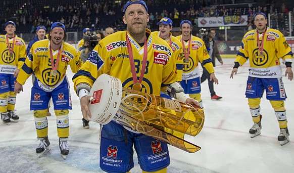 Der Davoser Reto von Arx, Mitte, haelt den Pokal nach dem fuenften Playoff-Finalspiel der National League A zwischen den ZSC Lions und dem HC Davos am Samstag, 11. April 2015, im Hallenstadion in Zuer ...