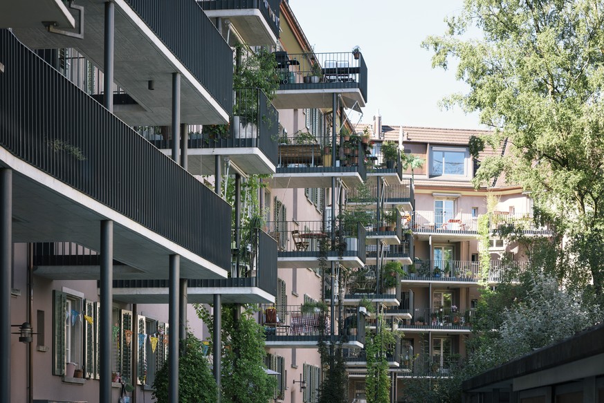 THEMENBILD ZU SDA-HINTERGRUND WOHNUNGSSUCHE --- The building cooperative ABZ celebrates its 100 years jubilee, here the courtyard of the residential area Sihlfeld, seen from Ernastrasse, in Zurich on  ...