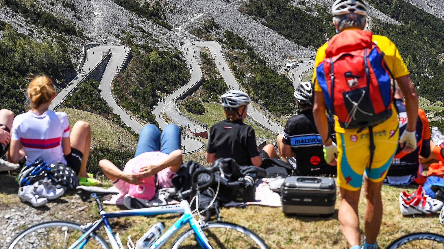 epa05984282 Spectators attend the 16th stage of the 100th Giro d&#039;Italia cycling race over 222km from Rovetta to Bormio, Italy, 23 May 2017. EPA/ALESSANDRO DI MEO