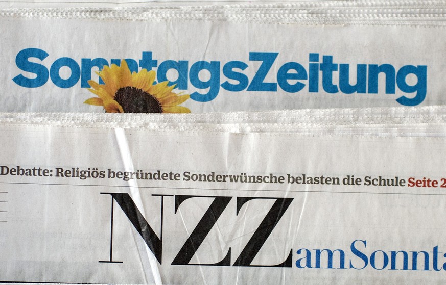 Die Sonntagzeitung verschiedener Konzerne, Schweiz am Sonntag, NZZ am Sonntag, Sonntagszeitung und Zentralschweiz am Sonntag liegen auf einem Tisch, aufgenommen am Dienstag, 12. April 2016 in Zuerich. ...