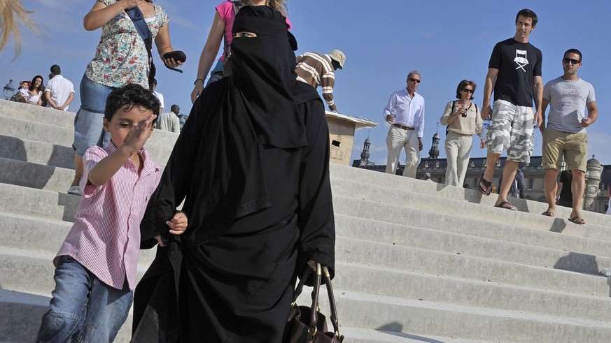 Für Frauen mit Burka wird eine Reise ins Tessin ab heute teuer.