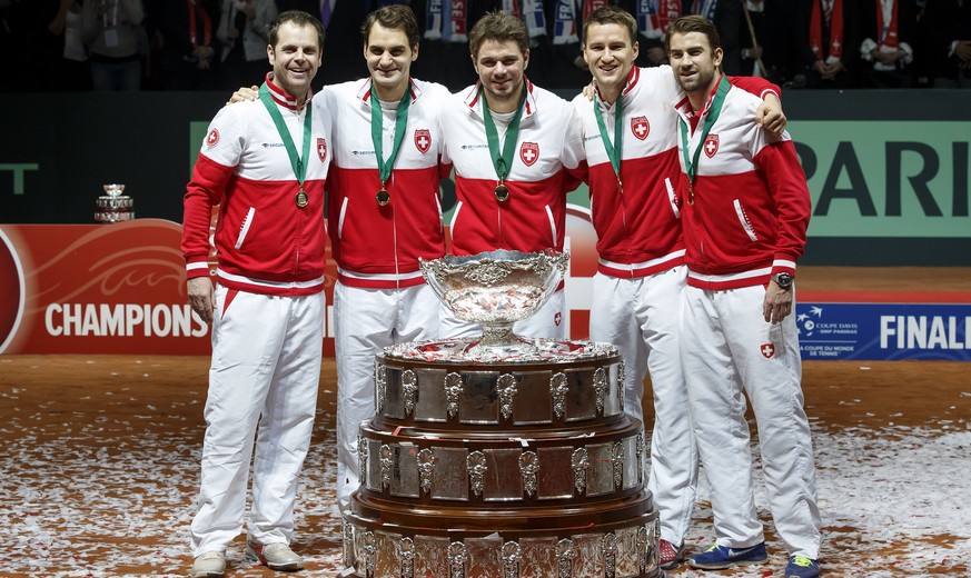 ZUR ZUSAGE VON WAWRINKA UND FEDERER ZUM DAVIS CUP GEGEN HOLLAND STELLEN WIR IHNEN AM FREITAG, 24. JULI 2015, FOLGENDES ARCHIVBILD ZUR VERFUEGUNG - Swiss Davis Cup team members, from left to right, Swi ...