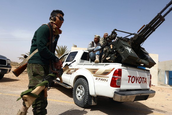 epa04665320 Fighters loyal to Libya's parliament General National Congress (GNC) prepare to launch attacks as they continue to fight Islamic State (IS) on the outskirts city of Sirte, Libya, 16 M ...