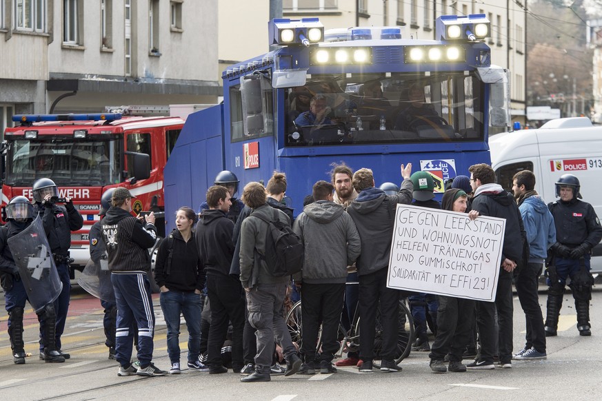 Die Hausbesetzerszene besetzt die Strassen rund um das geraeumte und von der Polizei mit schwerem Geraet bewachte Haus an der Effingerstrasse, am Mittwoch, 22. Februar 2017, in Bern. (KEYSTONE/Lukas L ...