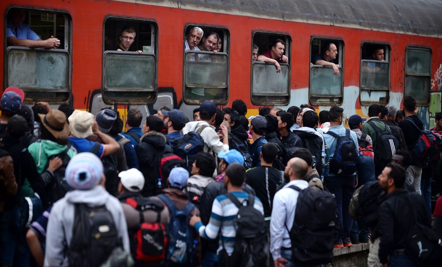 Migranten warten an einem Bahnhof in Mazedonien auf einen Zug nach Serbien.