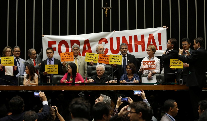 «Cunha raus!»: Gegen den Parlamentspräsidenten, ein Drahtzieher des Amtsenthebungsverfahrens gegen Präsidentin Rousseff, regt sich unter den Parlamentariern ebenfalls schon seit längerem Widerstand.