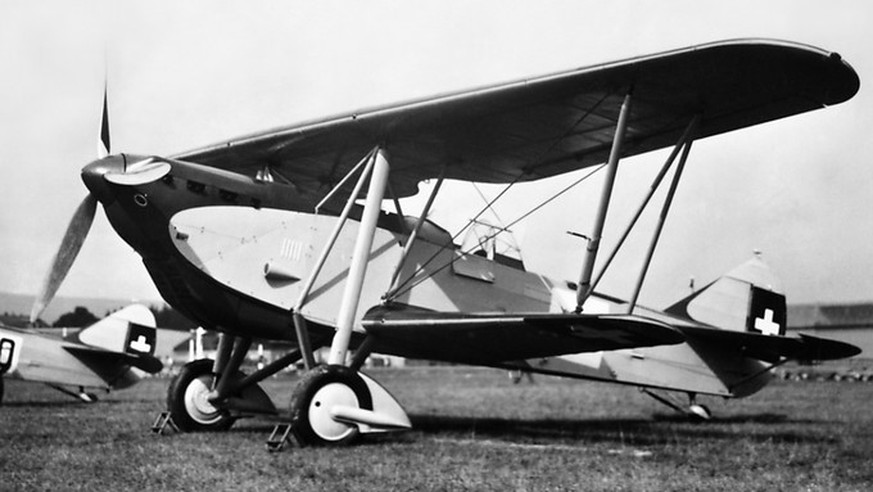 Eine Maschine des Typs K+W C-35 der Schweizer Luftwaffe. Das Flugzeug hatte&nbsp;eine Spannweite von 13 Metern, die Maximalgeschwindigkeit betrug 335 km/h.
