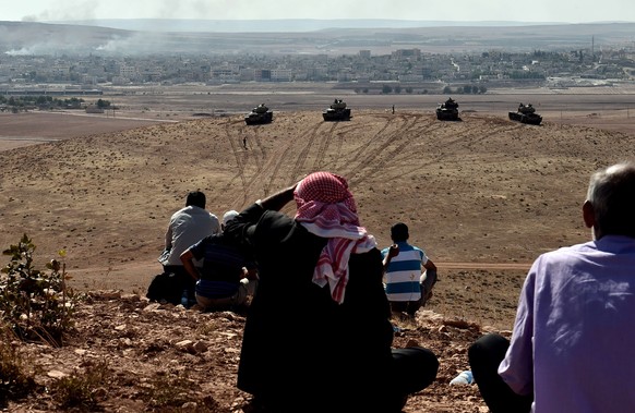 Kurden verfolgen die Kämpfe von der Türkei aus. Einige versuchen, nach Syrien zu kommen, um sich dem IS zu stellen.