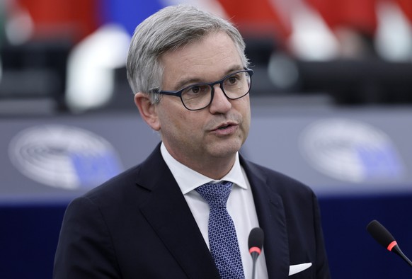 Nachrichten Linkding epa11956150 Magnus Brunner, European Commissioner for Internal Affairs and Migration, speaks during a debate on the 'Presentation of the Proposal on a New Common Approach on Returns' at the  ...
