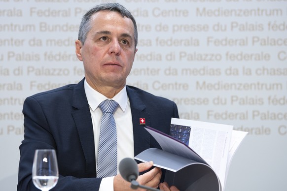 Bundesrat Ignazio Cassis, Vorsteher Eidgenoessisches Departement fuer auswaertige Angelegenheiten (EDA), spricht waehrend einer Medienkonferenz des Bundesrates, ueber die Ernennung von Livia Leu zur n ...