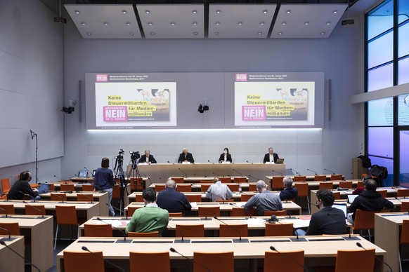 Journalisten verfolgen die Medienkonferenz des Komitees &quot;Mediengesetz Nein&quot;, am Mittwoch, 5. Januar 2022, in Bern. (KEYSTONE/Peter Klaunzer)