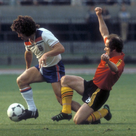 IMAGO / WEREK

Kevin Keegan (England, Mitte) gegen Wilfried van Moer (Belgien, re.) Fußball Länderspiel Herren EM 1980, Nationalmannschaft, Nationaltrikot, Gruppe B, Belgien - England 1:1 Gruppe Turin ...