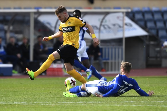 Le joueur bernois Yoric Ravet, gauche, lutte pour le ballon avec le defenseur lausannois Nicolas Getaz, droite, lors de la rencontre de football de Super League entre le FC Lausanne-Sport, LS, et le B ...