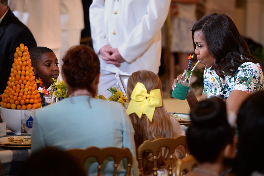 epa04841258 US First Lady Michelle Obama eats lunch with the winners of the 2015 Healthy Lunchtime Challenge during the Kids State Dinner in the East Room of the White House in Washington, DC, USA,10  ...