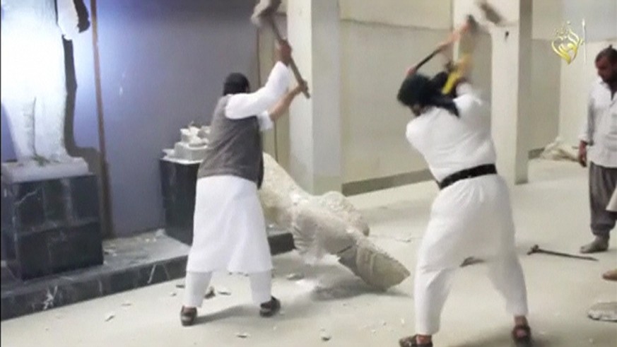 Uralte Statuen werden von IS-Terroristen innerhalb weniger Minuten zerstört.