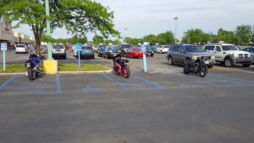 Schlecht parkieren Autos Parkplätze parken Parkidioten Parkitiotinnen