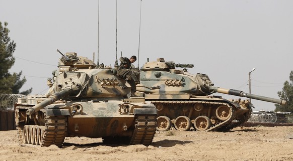 epa05511590 A Turkish soldier on his tank as they prepare for a military operation at the Syrian border as part of their offensive against the Islamic State (IS) militant group in Syria, Karkamis dist ...