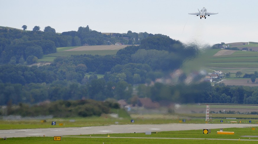 Eine F/A-18 startet vom Militärflugplatz Payerne VD.