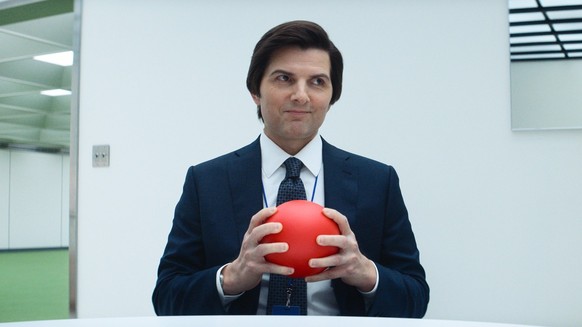Nachrichten Linkding Adam Scott in "Severance," premiering January 17, 2025 on Apple TV+.