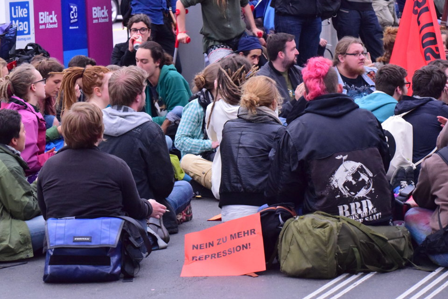 Mehrere Jungparteien riefen zu einer Sitzdemo auf: Unter dem Baldachin eine Sitzblockade durch.