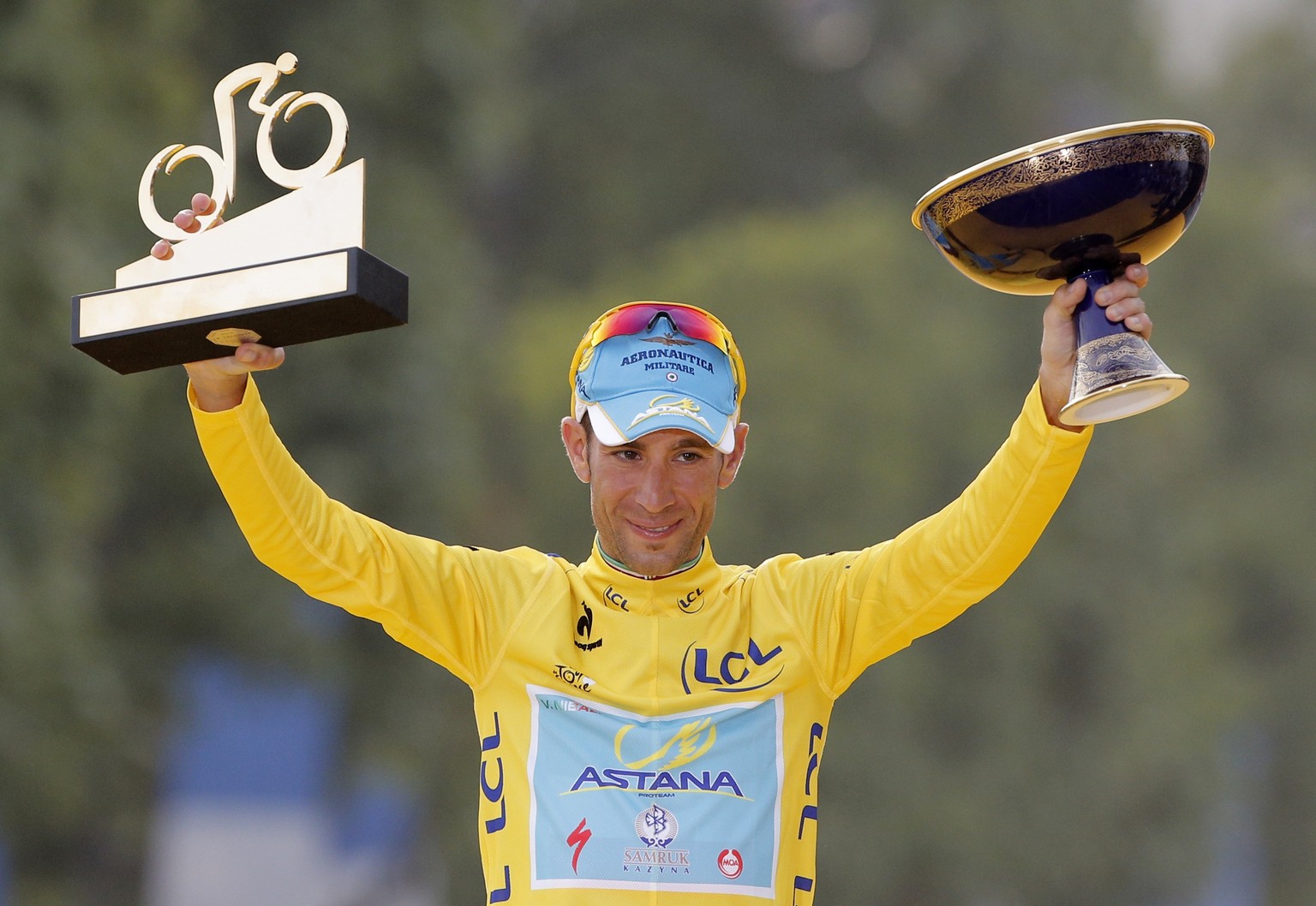 Vincenzo Nibali auf dem Siegerpodest in Paris