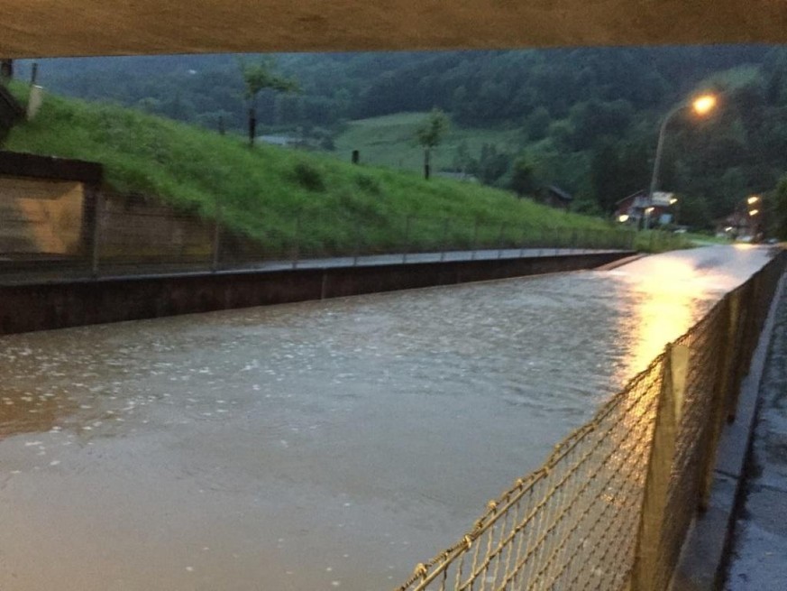 Heftige Regenfälle am Freitagabend überfluteten unter anderem in Schachen (LU) eine Bahnunterführung.