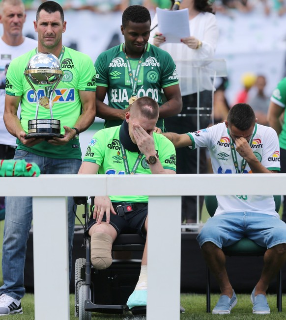 Football Soccer - Chapecoense v Palmeiras - Charity match - Arena Conda, Chapeco, Brazil, 21/1/17. Goalkeepers Jackson Follmann, who survived when the plane carrying Brazilian soccer team Chapecoense  ...