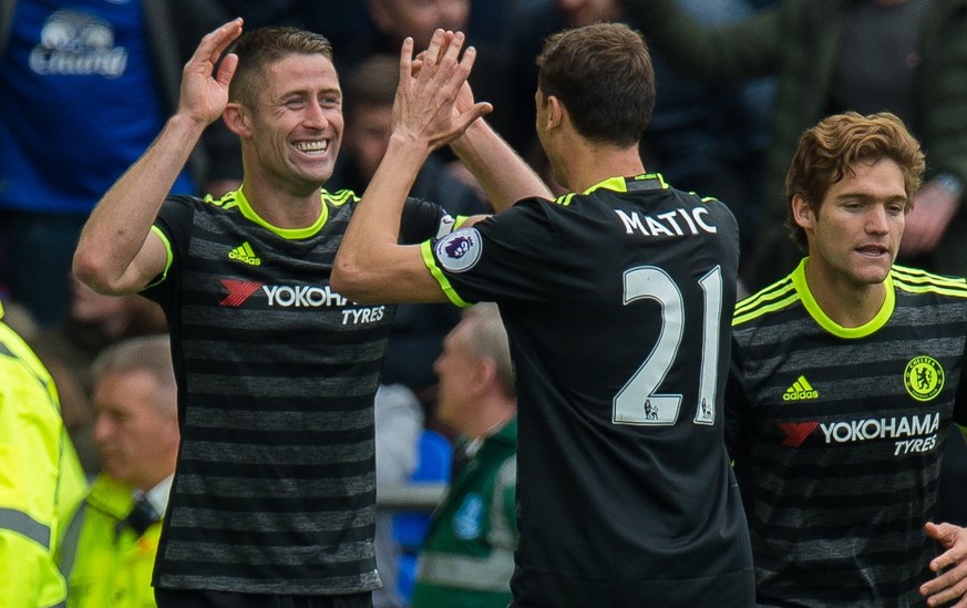 epa05937182 Chelsea&#039;s Gary Cahill (L) is congratulated by Nemanja Matic (R) after scoring the second goal during the English Premier League soccer match between Everton and Chelsea held at Goodis ...